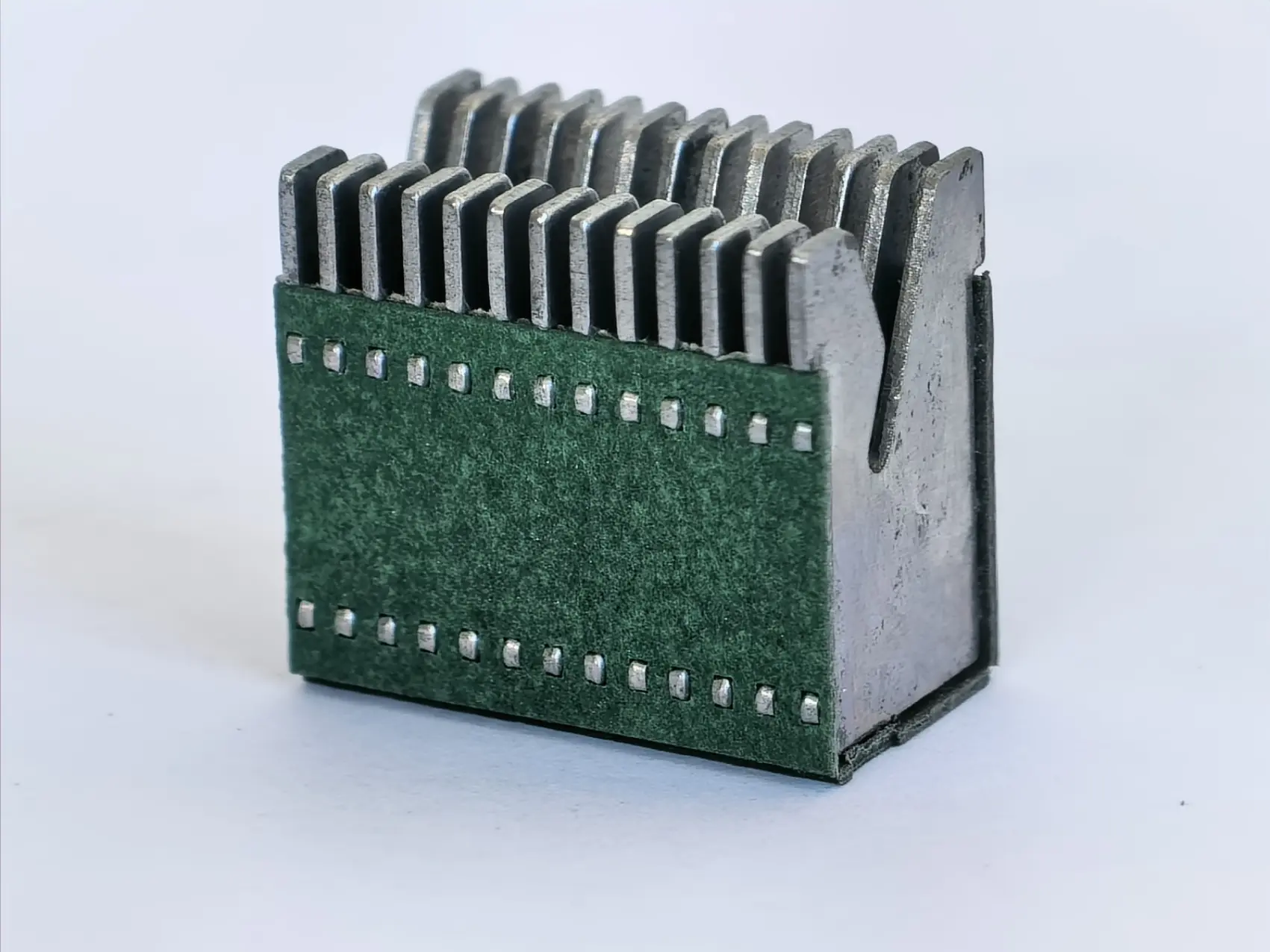 Arc extinguishing cover for small circuit breaker47.jpg
