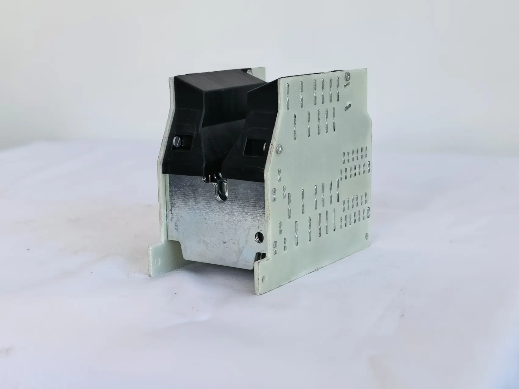 Arc extinguishing cover of frame circuit breaker6.jpg
