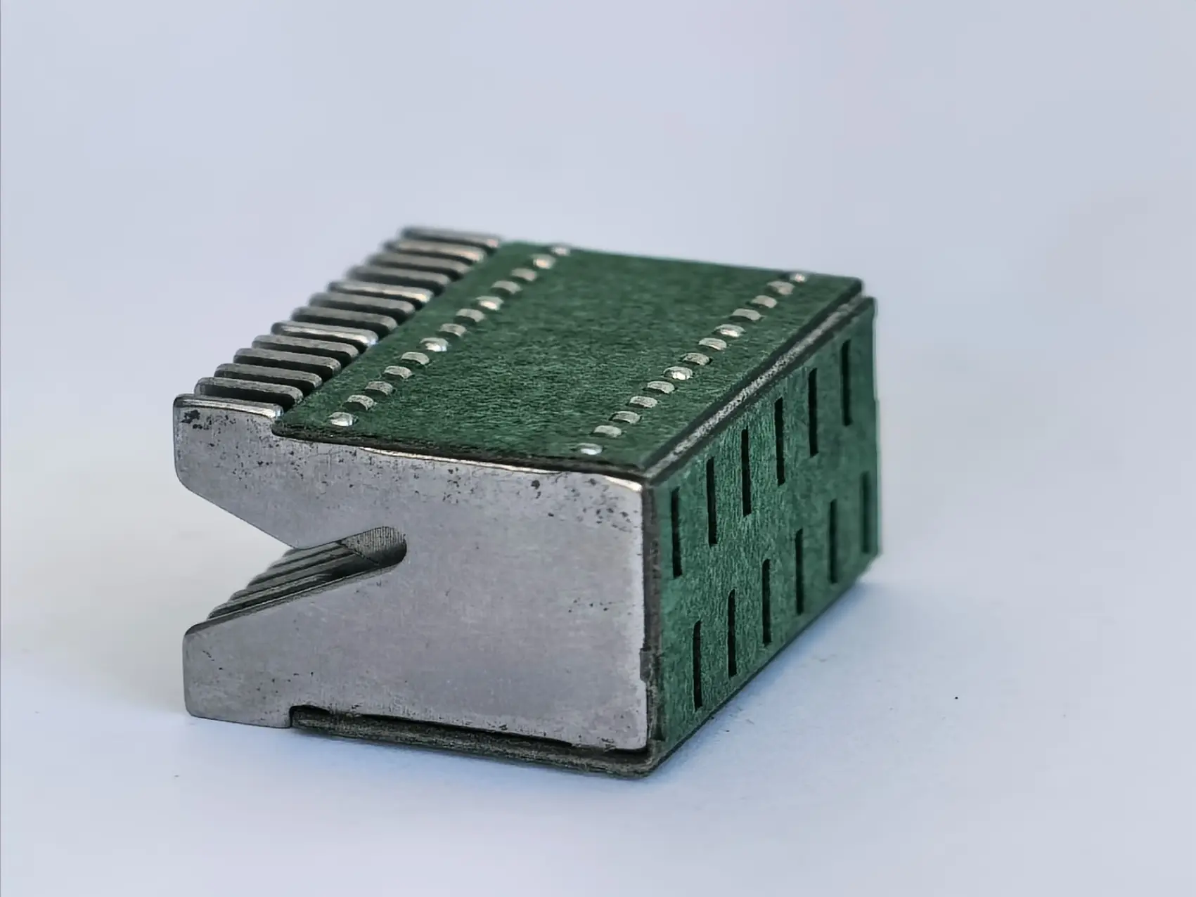 Arc extinguishing cover for small circuit breaker47.jpg