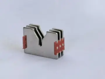 Arc extinguishing cover for small circuit breaker40