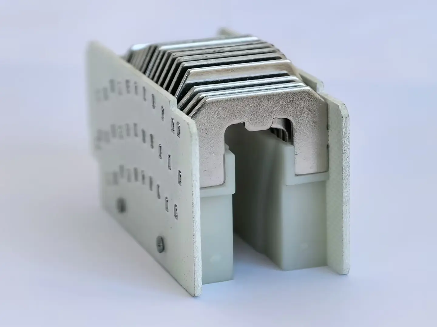 Arc extinguishing cover of molded case circuit breaker19.jpg