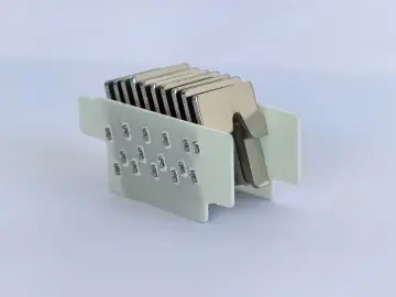 Arc extinguishing cover of molded case circuit breaker20