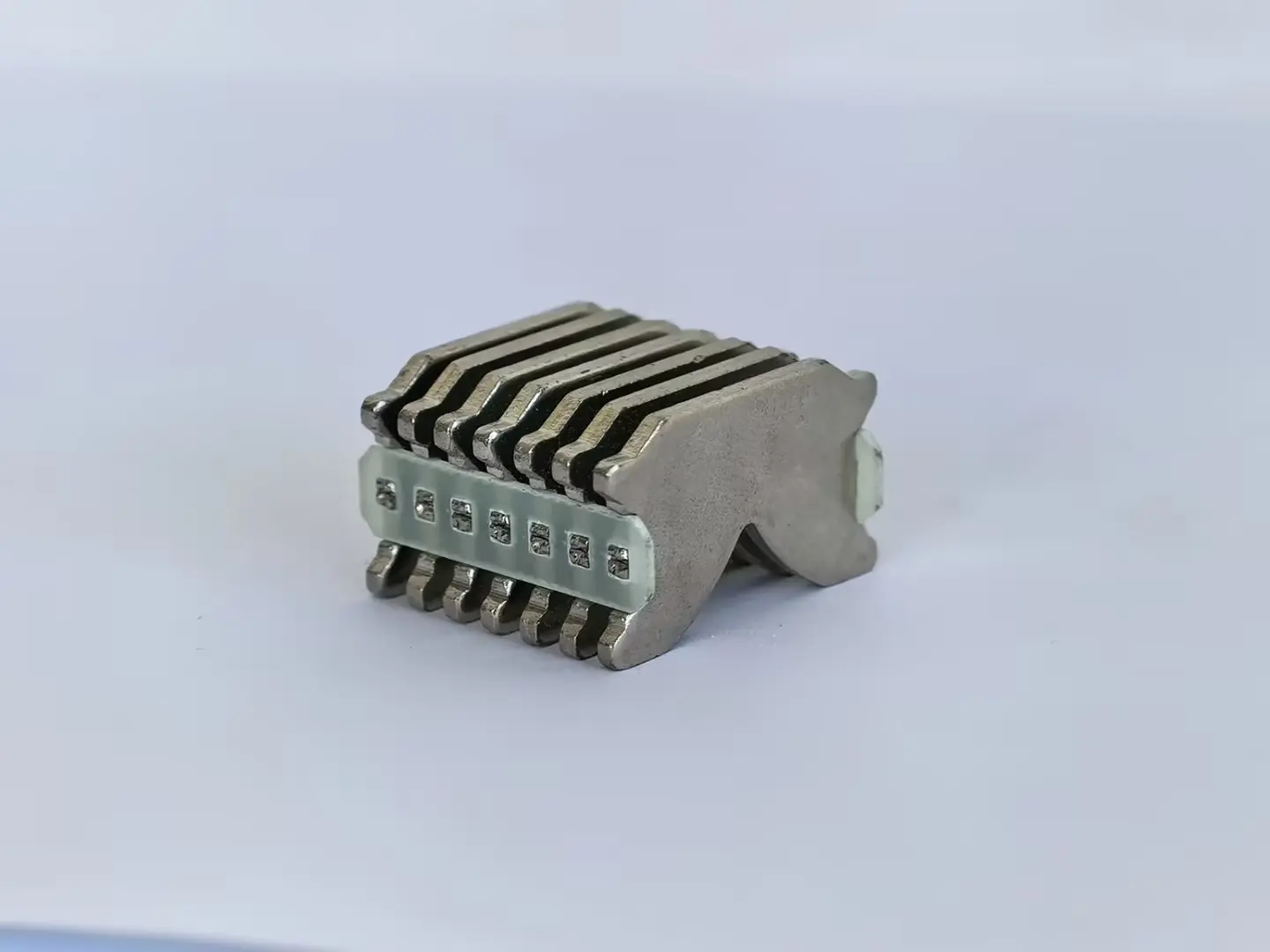 Arc extinguishing cover for small circuit breaker52.jpg