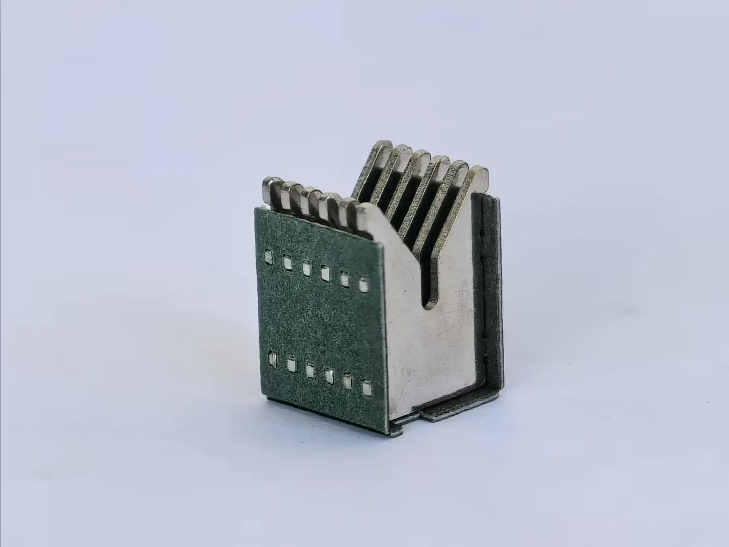 Arc extinguishing cover for small circuit breaker58.jpg