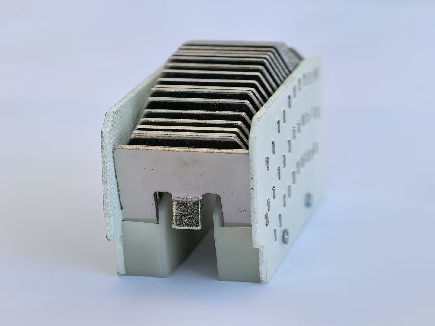 Arc extinguishing cover of molded case circuit breaker19.jpg