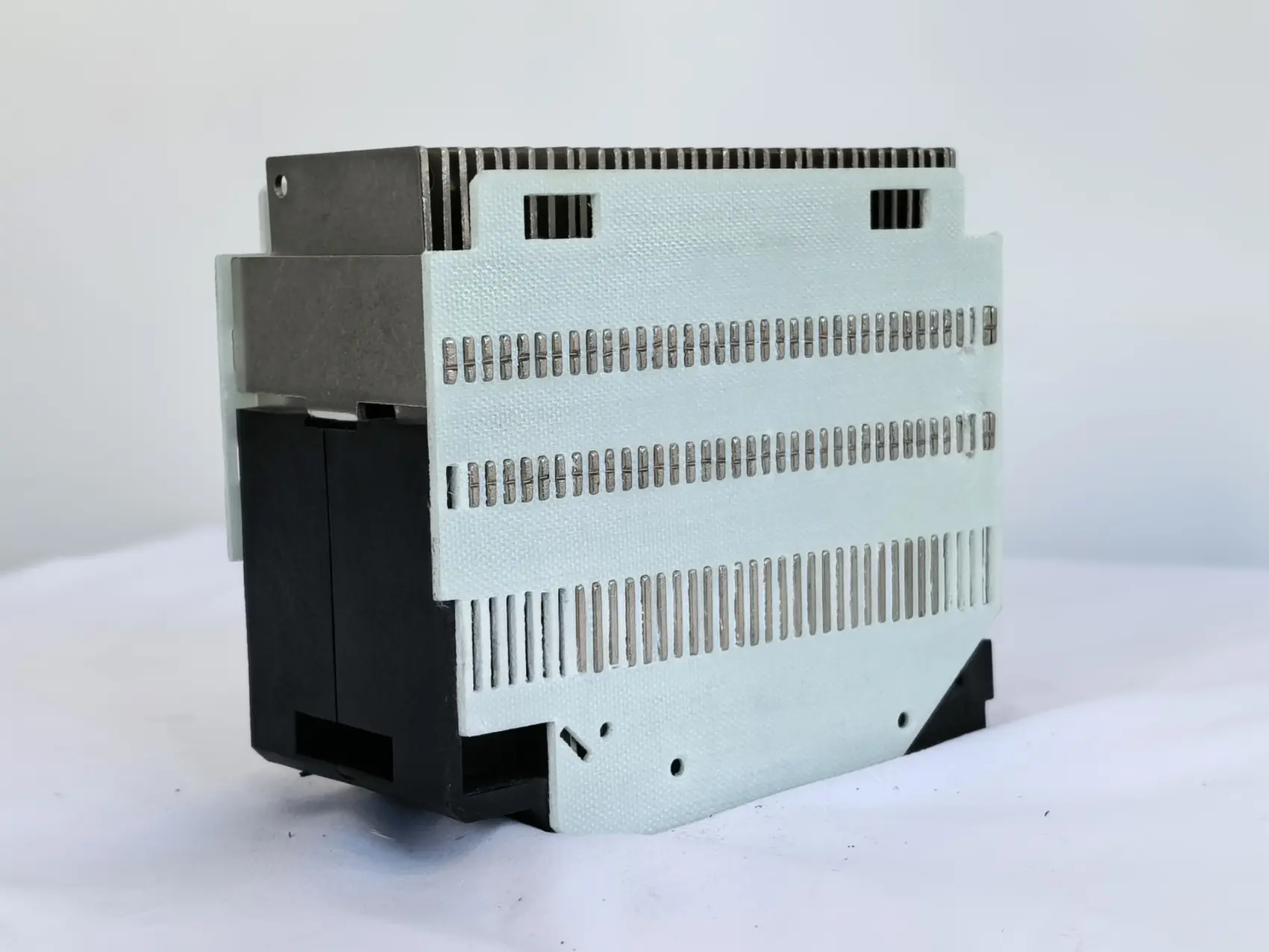 What is the arc-extinguishing process in a vacuum circuit breaker?