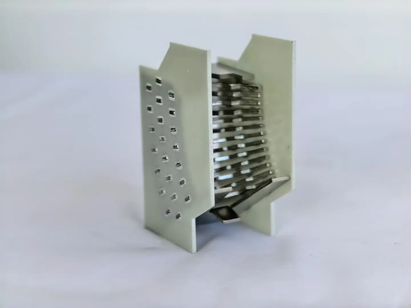 Arc extinguishing cover for small circuit breaker33.jpg