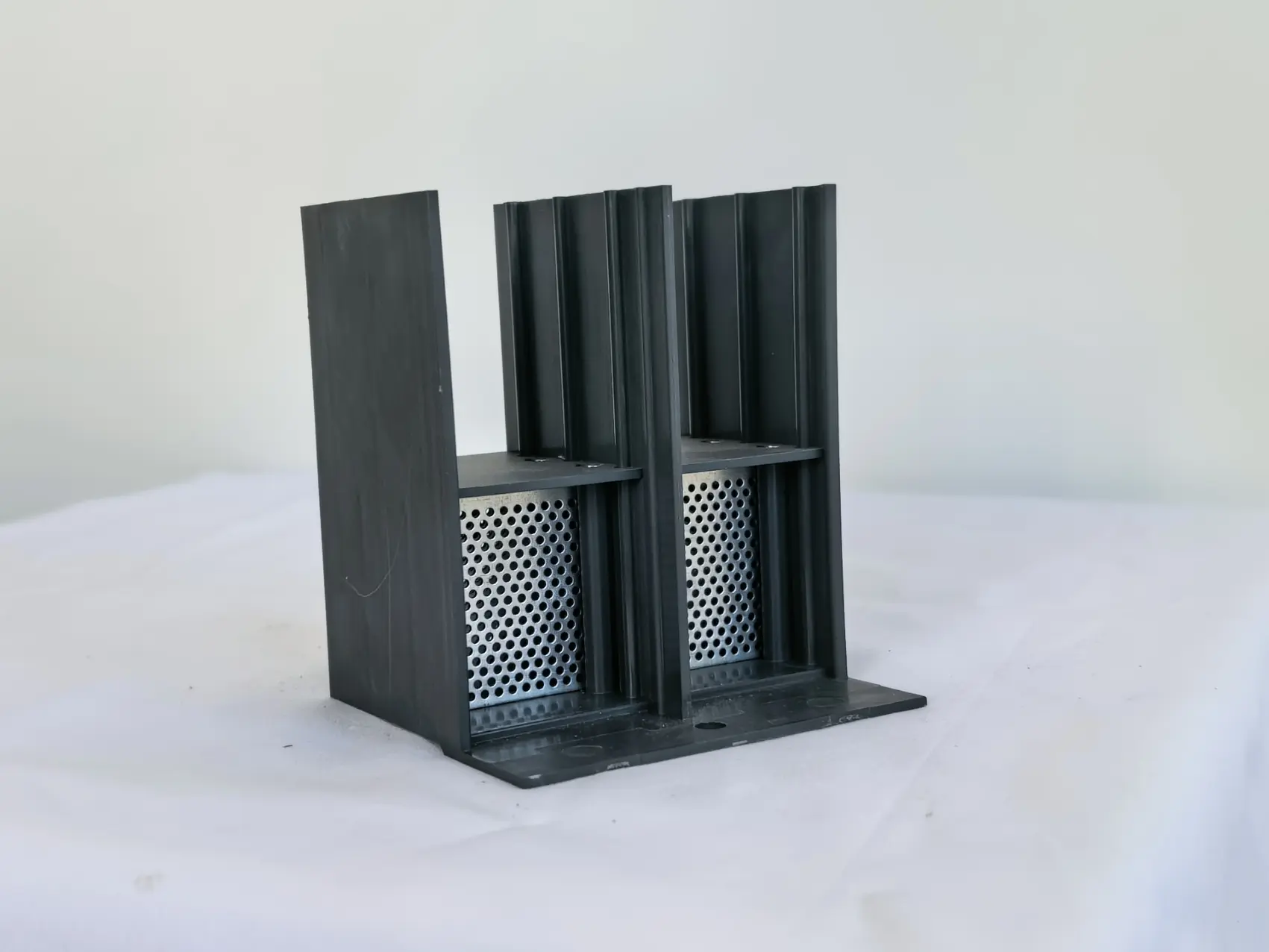 Arc extinguishing cover of molded case circuit breaker83.jpg