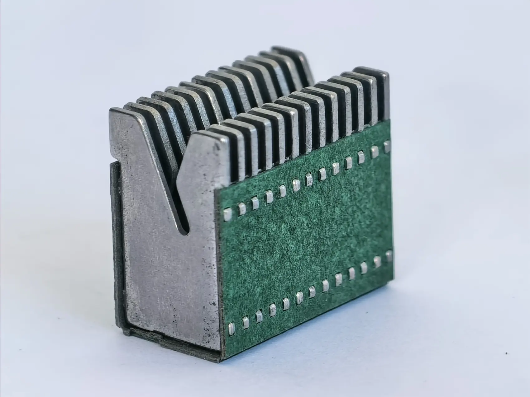 Arc extinguishing cover for small circuit breaker47.jpg