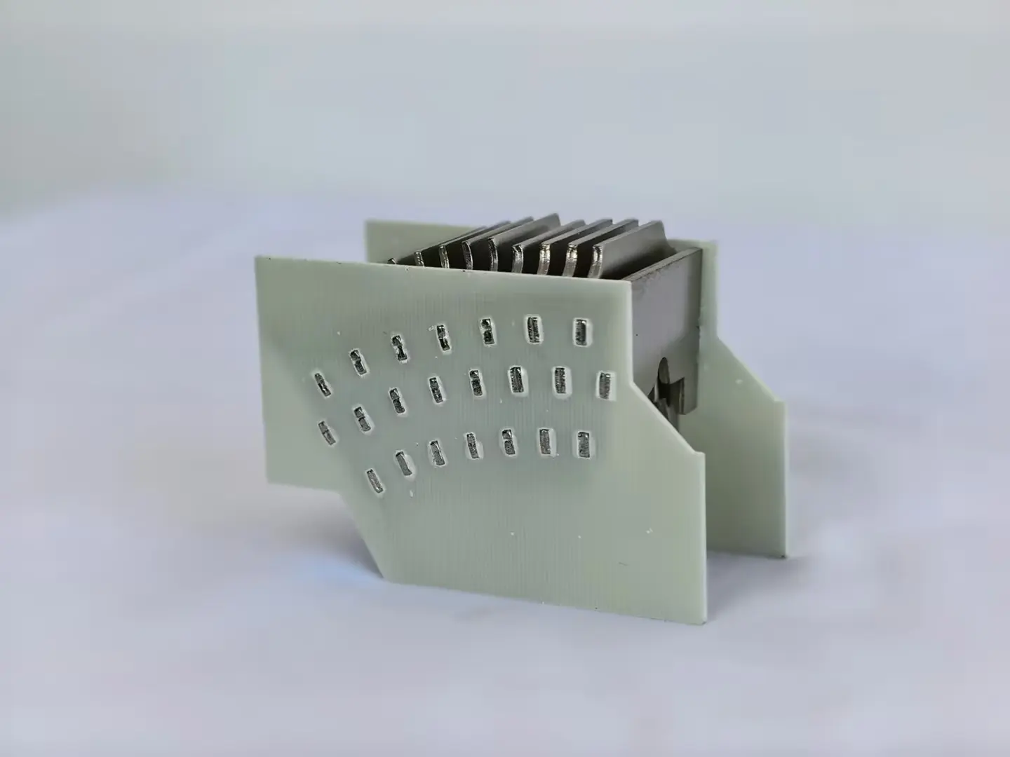 Arc extinguishing cover for small circuit breaker33.jpg
