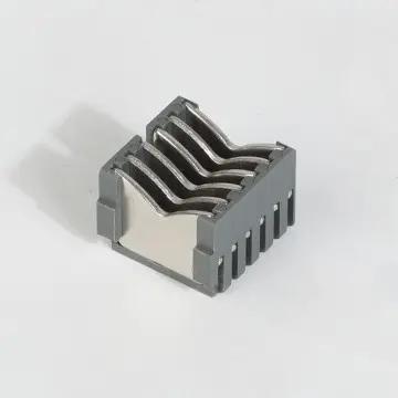 Arc extinguishing cover for small circuit breaker64